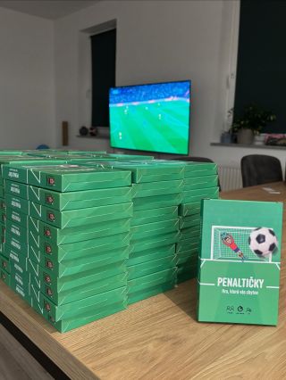 Naskladňování na Vánoce v kulisách Ligy mistrů ⚽️ 📦 Penaltičky objednáte na www.penalticky.cz 🐐